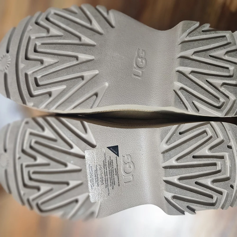 UGG Clogs - Picture 3 of 4